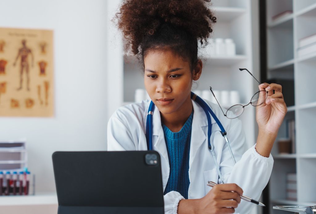 Médica com notebook