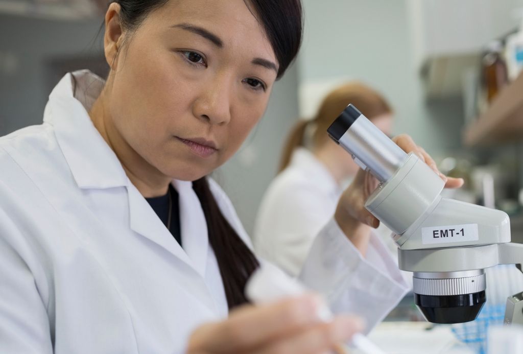 Pesquisadora em um laboratório