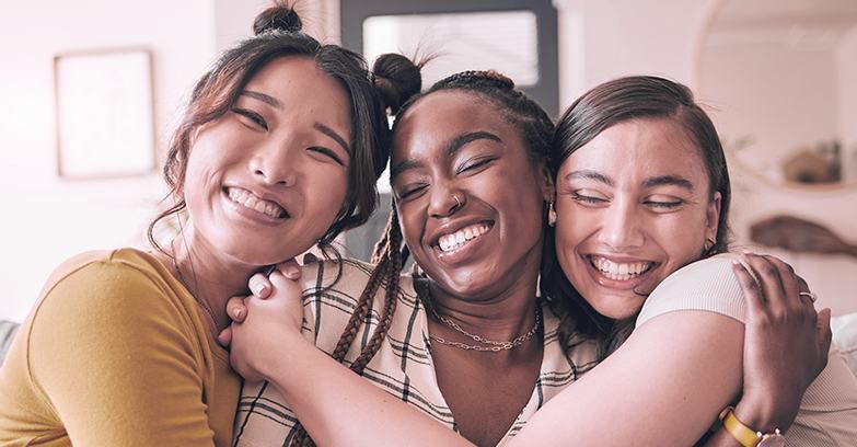 3 mulheres se abraçando